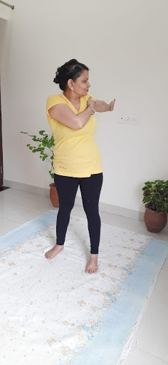 Katichakrasana Steps in Hindi