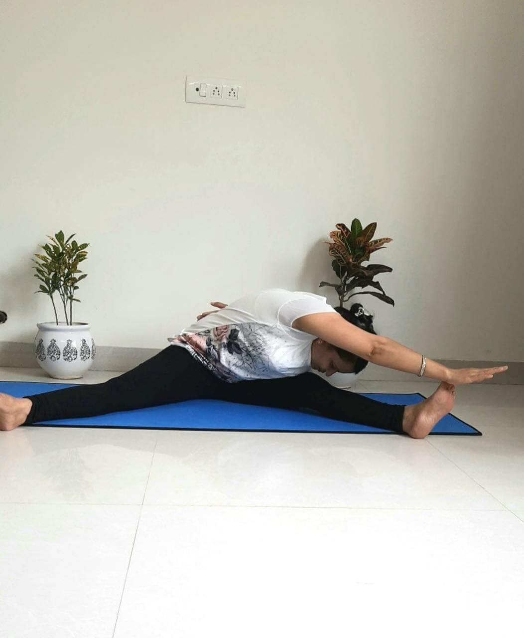 kamar chakrasana hindi