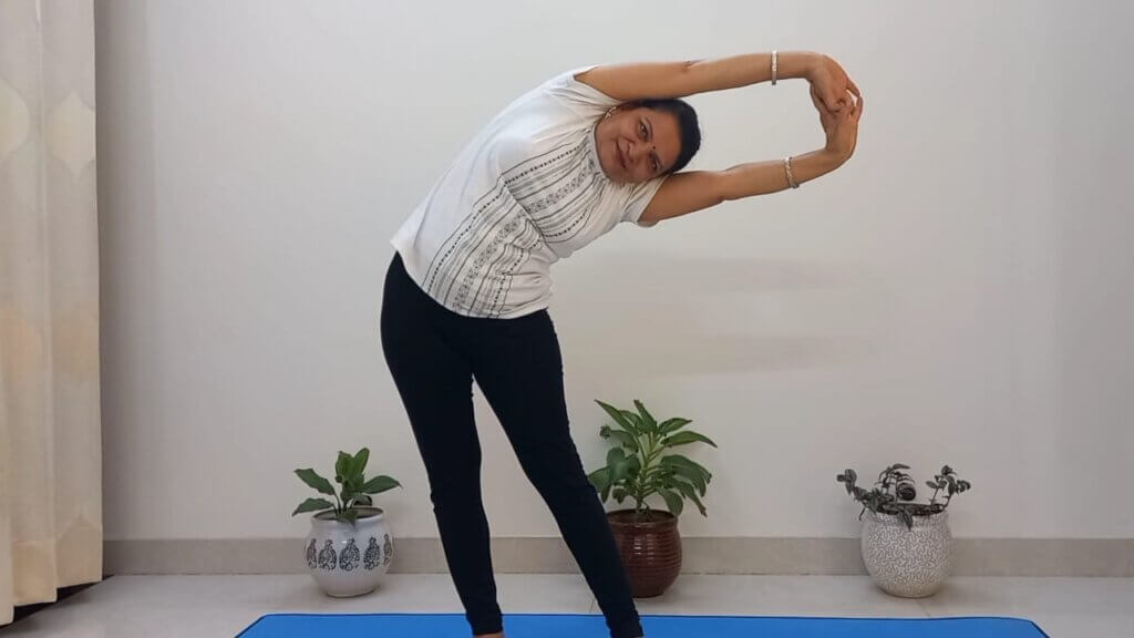 पेट की चर्बी करे कम तिर्यक ताड़ासन, करने का तरीका और फायदे (Benefits of Tiryak Tadasana and How to Do it in Hindi) 2 Tiryak tadasana karne ki vidhi
